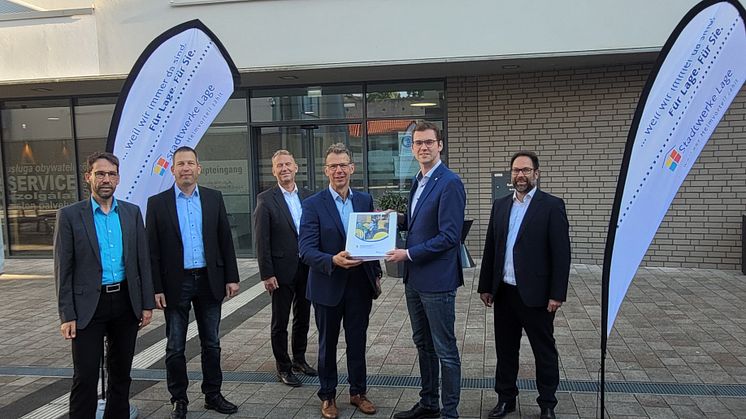 (v. l.): Uwe Aust, Kämmerer Stadt Lage, Jörg Mikus, Prokurist STW Lage, Jürgen Noch, stellv. Aufsichtsratsvors. STW Lage, Michael Wippermann GF, Matthias Kalkreuter, Bürgermeister Lage,  Christoph Löning Aufsichtsratsvors. STW Lage.