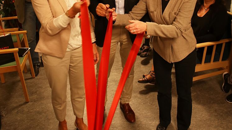 Kristina Sparreljung, generalsekreterare på Hjärt-Lungfonden, Anders Sylvan, landstingsdirektör och Diana Berggren, dekan vid medicinska fakulteten, Umeå universitet, illustrerade samarbetet med en fläta.  Foto: Sally Carlsson Cloodt.