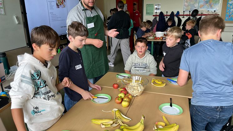 Studierende des Sachunterrichts kochen gemeinsam mit Schüler*innen der OBS Emstek beim Tag der Schulverpflegung 