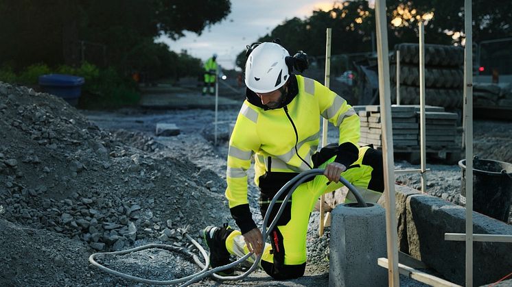 Klær med høy synlighet til arbeidsplasser med dårlig lysforhold