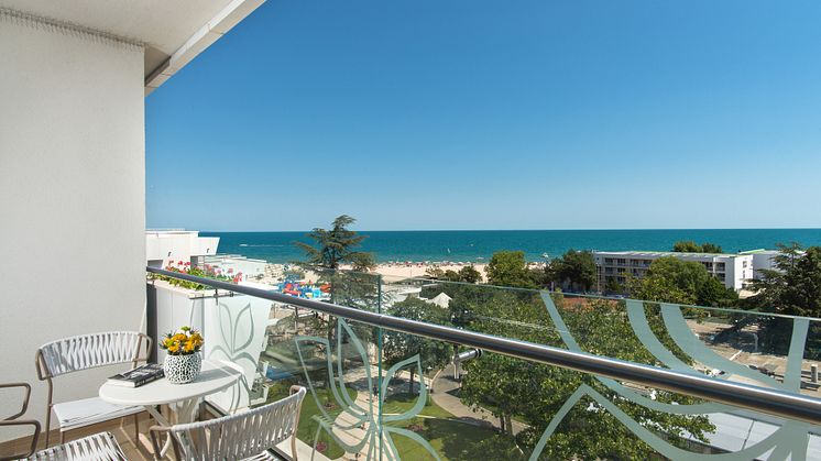 The new 5-star Maritim Hotel Amelia with 141 rooms and suites is ideally located, directly on the fine-sand, gently sloping beach.