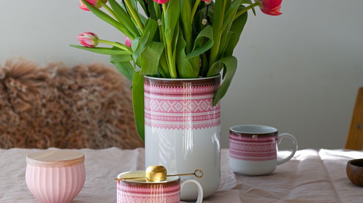 Vase og kopp fra Porsgrunds Porselænsfabrik