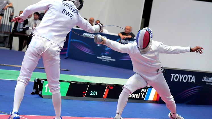 OS-guldmedaljören Yannick Borell gav aldrig Jonathan Svensson en chans i VM-matchen i Milano. Inte heller de andra värjfäktarna lyckades i sina matcher
