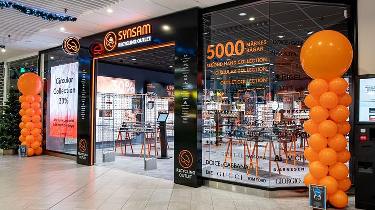 Synsam Recycling Outlet är Nordens första renodlade handelsplats för återvunna glasögonbågar och solglasögon. Initiativet bidrar till fler cirkulära flöden, minskat användande av jungfruliga material, minskad avfallshantering och attraktiva priser.
