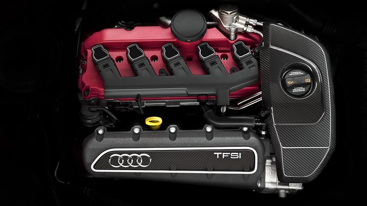 Audi RS 3 Sportback 2,5 TFSI engine compartment