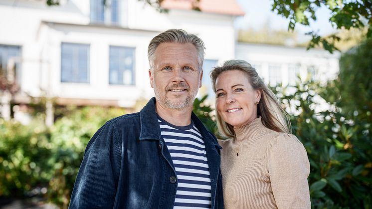 Lasseman och Therese framför sitt hem på Ängholmen. 