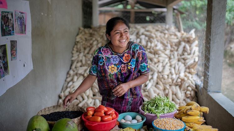 Rosa Camaja i Guatemala säljer grönsaker från sin förstubro.