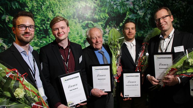 Från vänster: Några av kvällens vinnare var Victor Jönsson och Victor Brickling, Lunds tekniska Univ (Ung Framtid), Nils Levin (Hederspriset),  Jan Persson, Nordic Surf Development (Miljö) och Hans Brännström, Välinge Innovation (Plastovation).