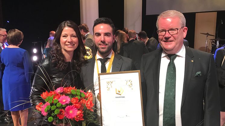 Juryns ordförande Theresa D'Errico, Vinnaren av Årets Hållbarhetspris Daniel Özer från ICA Nära Vallby och kommunstyrelsens ordförande Anders Teljebäck