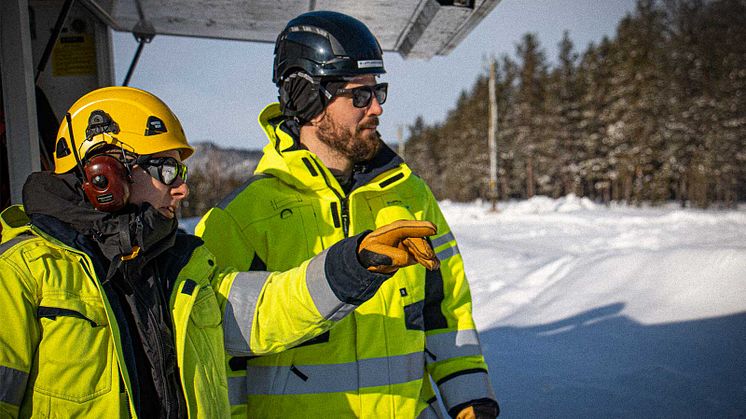 Två av våra projektledare från Lapplands Elnät på besök i fält. 