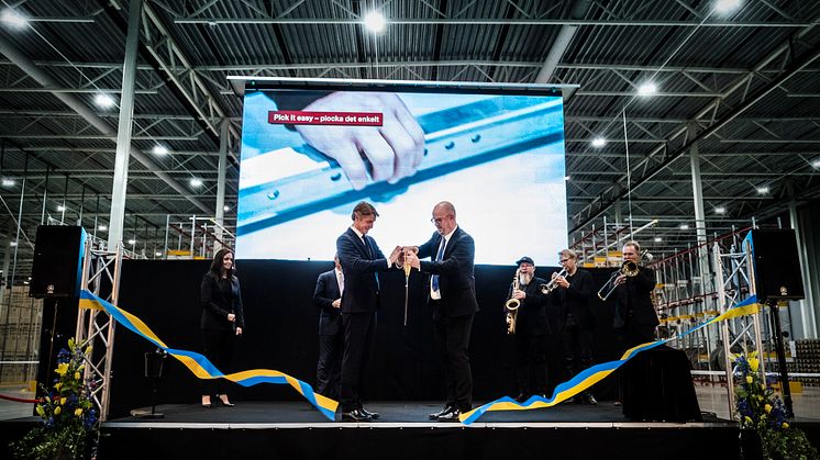 Anders Nordlöw, VD & Peter Landenberg, Logistikdirektör inviger Elektroskandia Logistikcenter i Örebro