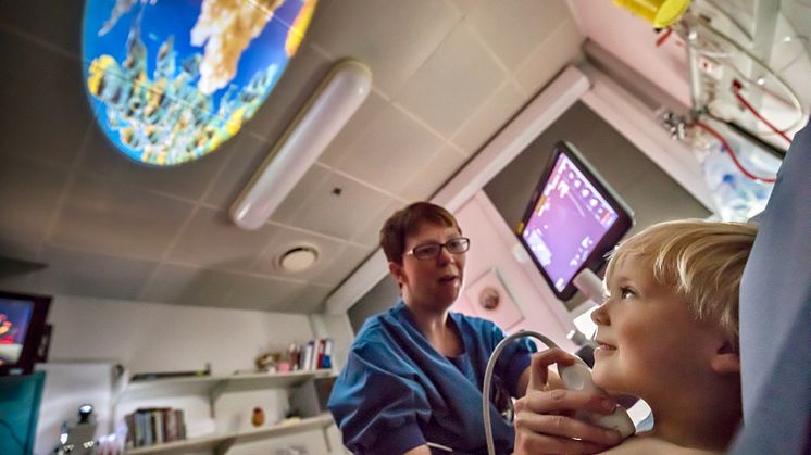 KUUL har i 10 år samlet ind til hjertebørn. Her ses en projektor, der er  bl.a. er resultat af en donation