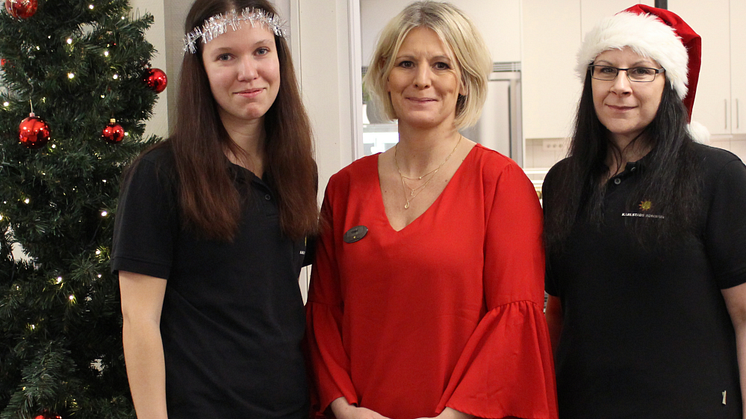 Cecilia Aurell (i mitten) tillsammans med Matilda Gustavsson (till vänster) och Veronica Svensson (till höger) från restaurangen som alla finns med och hjälper till under julafton.
