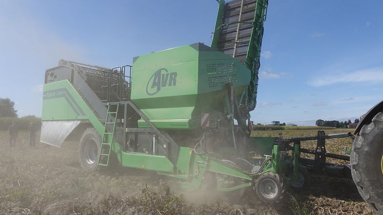 The new Clean & Go bunker provides additional cleaning by means of a cleaning roller mounted between the bunker floor and the elevator. Opting for a rod web as an elevator web also brings additional sieving capacity.