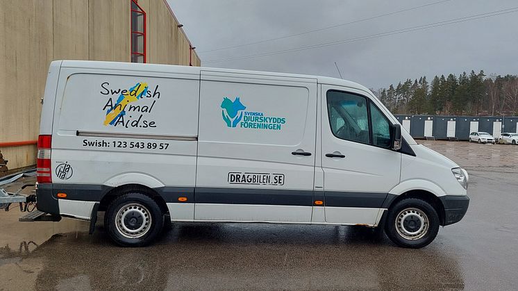 Swedish Animal Aid hämtar maten hos Doggy AB i Vårgårda