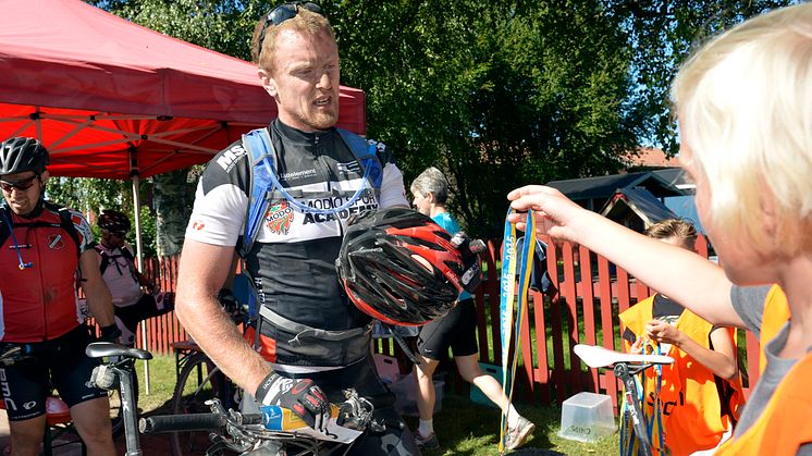 Daniel Sedin i mål efter Cykelvasan 90