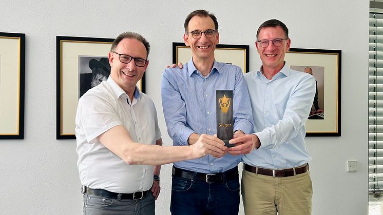 Sie sind stolz auf den Gewinn des Feinwerkmechanikpreises 2024 (v. l.): Johannes Immanuel Perrot, Andreas Michael Perrot und Christoph Heinrich Perrot von der Firma Perrot Turmuhren und Läuteanlagen aus Calw.