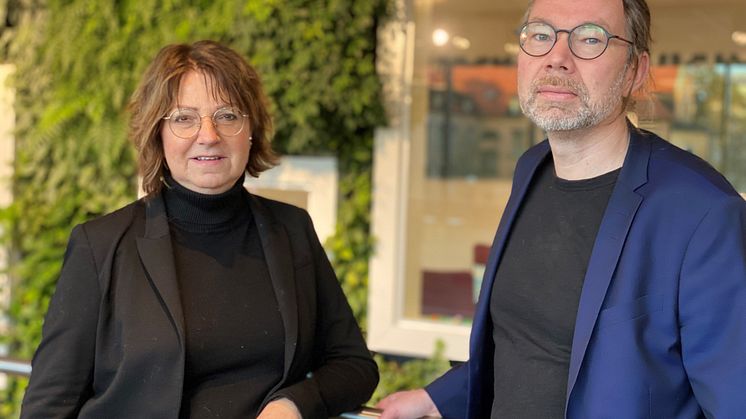 Louise Eriksson från Folkuniversitetet och Stefan Hellman från Högskolan Väst samverkar om nya uppdragsutbildningen Arbetsintegrerat ledarskap. Foto: Högskolan Väst