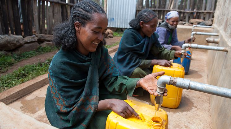 Wasserholen ist traditionell Aufgabe der Frauen und Mädchen in Äthiopien. Laut CIA World Factbook haben in Äthiopien vier von zehn Menschen keinen Zugang zu sauberem Trinkwasser. Foto: Rainer Kwiotek