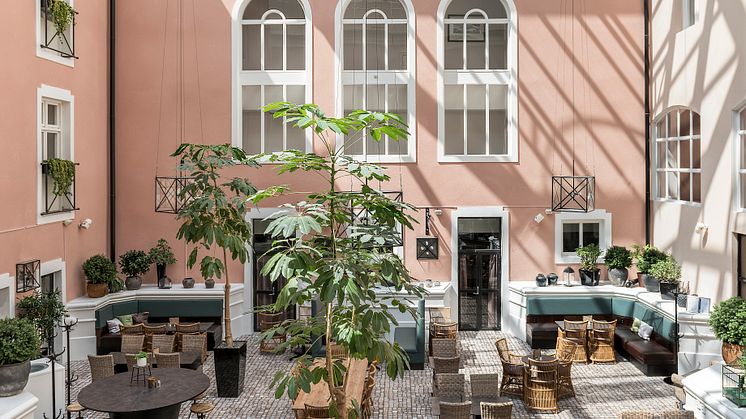 Restaurant-courtyard-Clarion-Collection-Hotel-Victoria-1