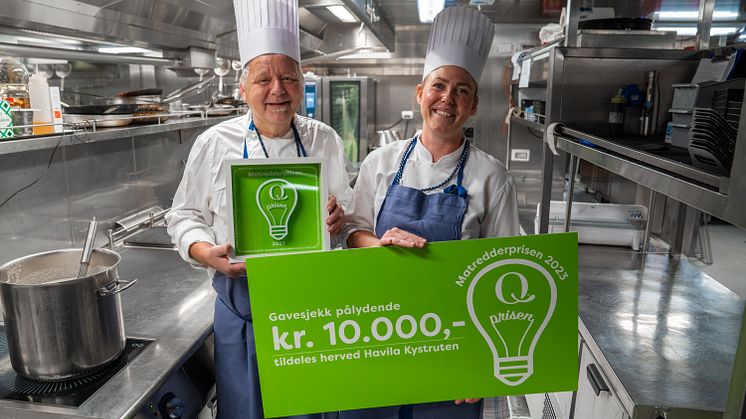 Kjøkkensjef Olai Mandal og assisterende kjøkkensjef Silje Beate Olsen på Havila Capella tok stolt imot Matredderprisen på vegne av Havila Kystruten (Foto: Martin Nygaard/Q-Meieriene)