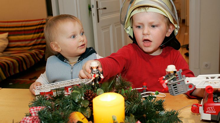 Kinder sollten nie mit brennenden Kerzen allein gelassen werden. Foto: SIGNAL IDUNA