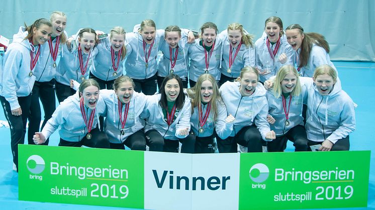 Vågs jenter 16 var veldig fornøyde vinnere av Bringserien 2018/2019. Foto: Lars Bryhn Nyland