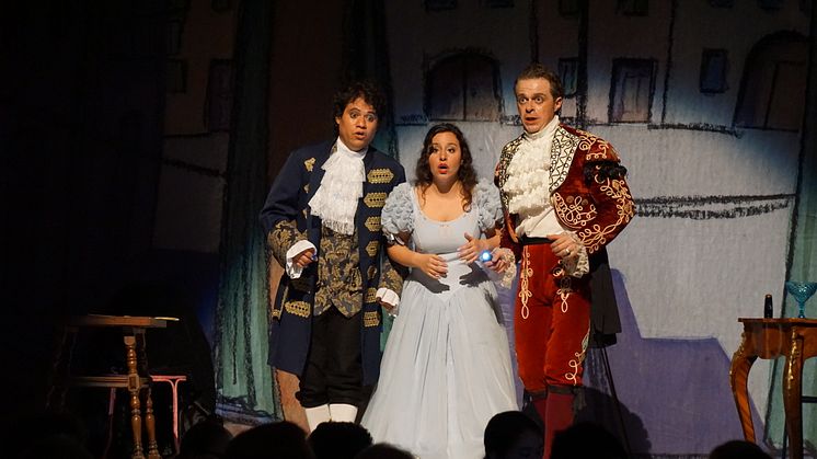 Barbiere med Fernando Araujo som Figaro og Dilay Girgin som Rosina