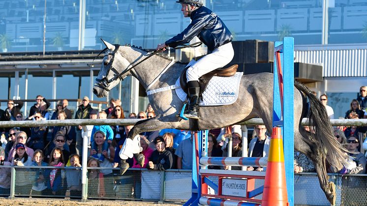 ATG Hästarnas Mästare är en av årets stora höjdpunkter på Jägersro Galopp. Här är jockeyn Fredrik Janetzky under banhoppningen i Hästarnas Mästare 2019.