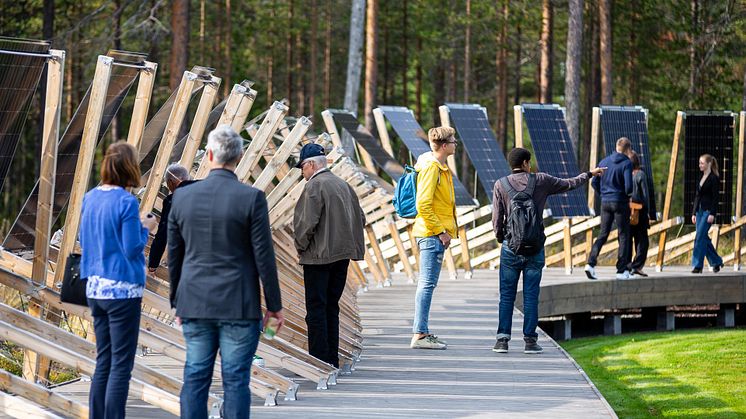 Solvåg har ett trädäck som tillgängliggör solpanelerna för besökare
