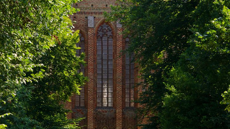 Wegen der faszinierenden Architektur, der Schönheit der wald- und seenreichen Umgebung und dem kulturellem Angebot ist das Kloster Chorin in der Schorfheide ein beliebtes Ausflugsziel. Foto: Kerstin Schlopsnies.