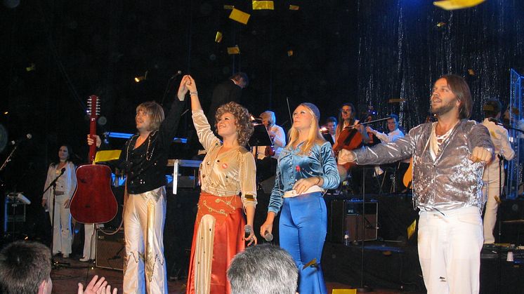 Medlemmarna i Waterloo tillsammans med National Symphony Orchestra vid konserten i Hollywood Bowl, Los Angeles