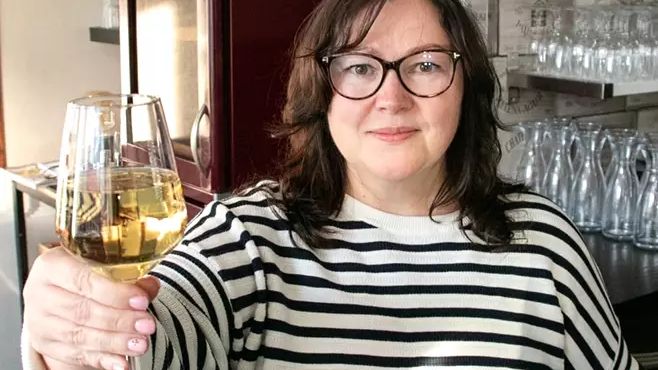 Wine Timen yrittäjä Anastassia Joukovskaia toivottaa tervetulleeksi BNI-kesätapaamiseen kesäkuussa