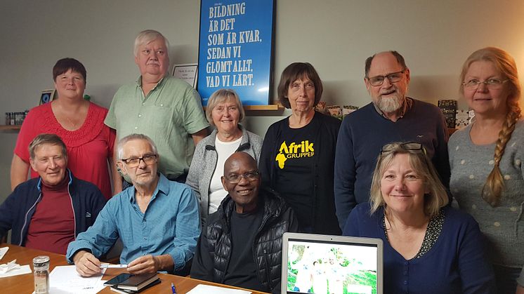 En grupp i Ådalen som träffats  under en folkbildande studiedag och blivit Fairtrade-ambassadörer.