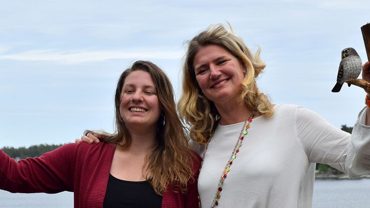 Ugglestipendiaterna Jennifer Wallace och Helene Tivemark med sina sparvugglor
