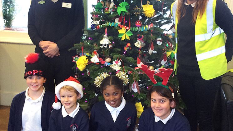 Children from Georgian Gardens Community Primary School decorate Angmering station’s Christmas tree. 