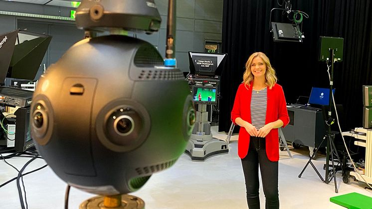 Moderatorin Wiebke Binder führt durch die Studios der MDR-Zentrale in Leipzig - Foto: MDR