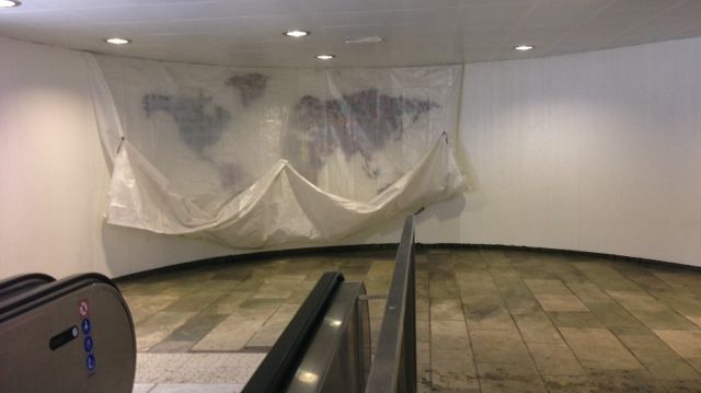 Skolebarn utsmykker Vestli T-banestasjon