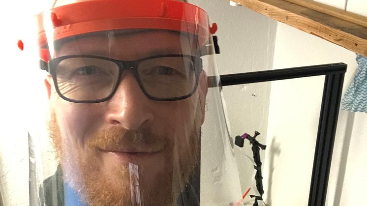 Designer Trond Skår i Trainor gjør fritiden meningsfull ved å printe beskyttelsesutstyr til helsevesenet. Foto: Privat