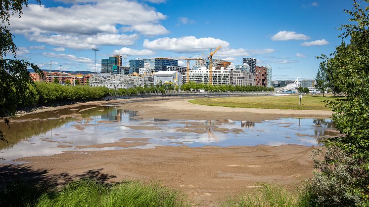 Vannspeilet i Middelalderparken fylles nå med vann ferdig til helgen. Foto: Per Ole Hagen