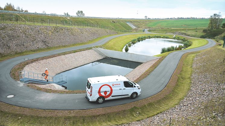 Mit auf Kläranlagen und in Regenrückhaltebecken installierten Sonden macht Veolia die Abwasserentsorgung künftig noch sicherer. So kann zum Beispiel ein Ölfilm schnell lokalisiert und gezielt eingedämmt werden. Das schützt die Umwelt.