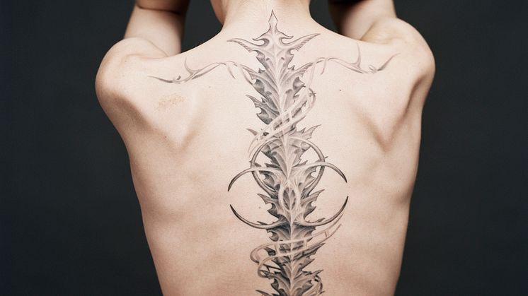 Simon tatuerar sig
