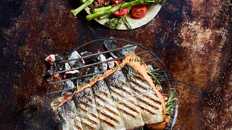Stek av laks med rostad broccolisallad 