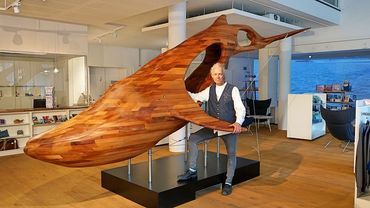 Das Kunstobjekt "Blue Whale" ab sofort im Welcome Center Kieler Förde zu bestaunen