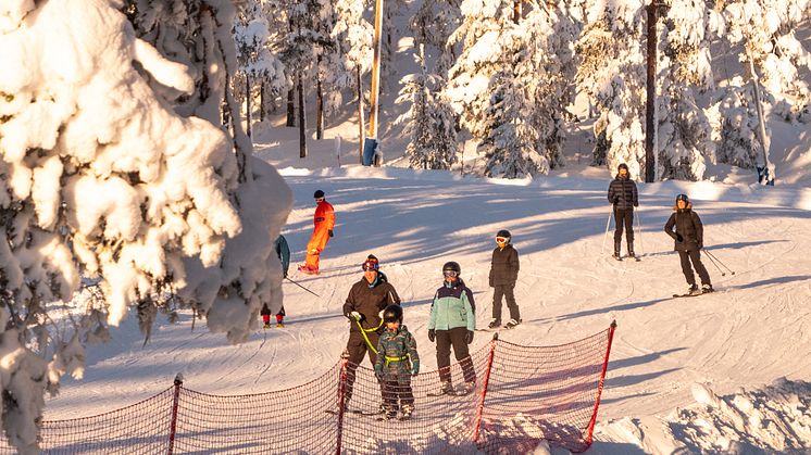 Lekfull skidåkning lockar gäster till Järvsö. Närmast lockar också vårvinter och flera spännande evenemang.