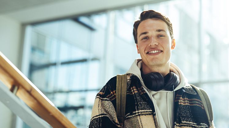 Was müssen Studierende und Auszubildende zum Rundfunkbeitrag wissen? Der 19-jährige Student Noah erzählt dir hier, was er zu dem Thema gelernt hat. © Adobe Stock / Jacob Lund