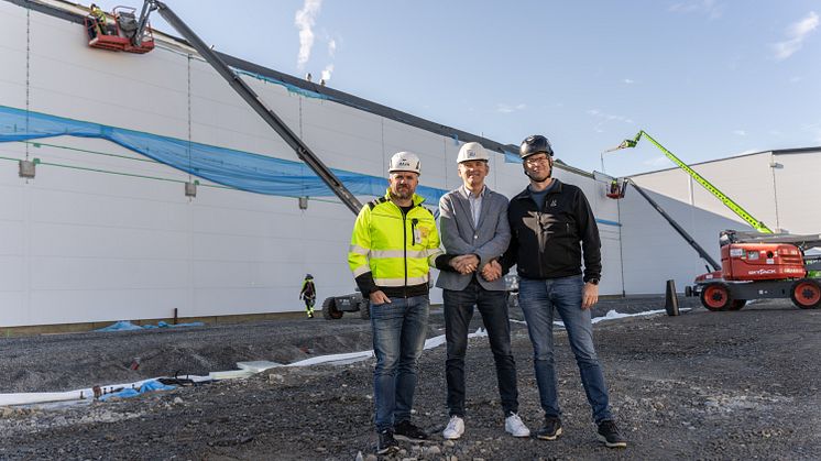 Nu byggs andra etappen av Polarbageriet i Älvsbyn. Från vänster: Samuel Hellström, vd Hellströms Bygg, Anders E Johansson, vd Polarbröd och Jonas Holmgren, Fastighetschef