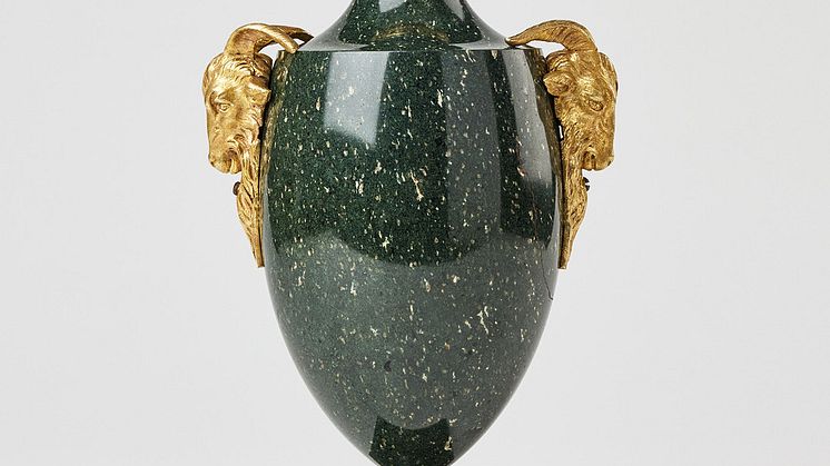 Urn in Tinguait from Elfdals Porphyrverk