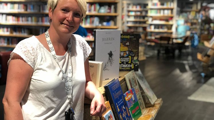 FORNØYD: Eli Sætre Follerås er glad for at folk bruker det nye biblioteket på Stovner. 