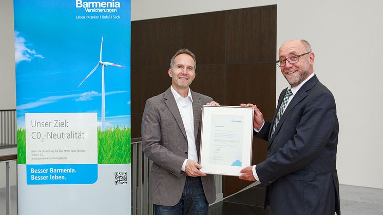 Stefan Baumeister (Geschäftsführer myclimate Deutschland) überreicht Martin Risse (Barmenia-Vorstandsmitglied) die Urkunde "klimaneutrale Hauptverwaltungen